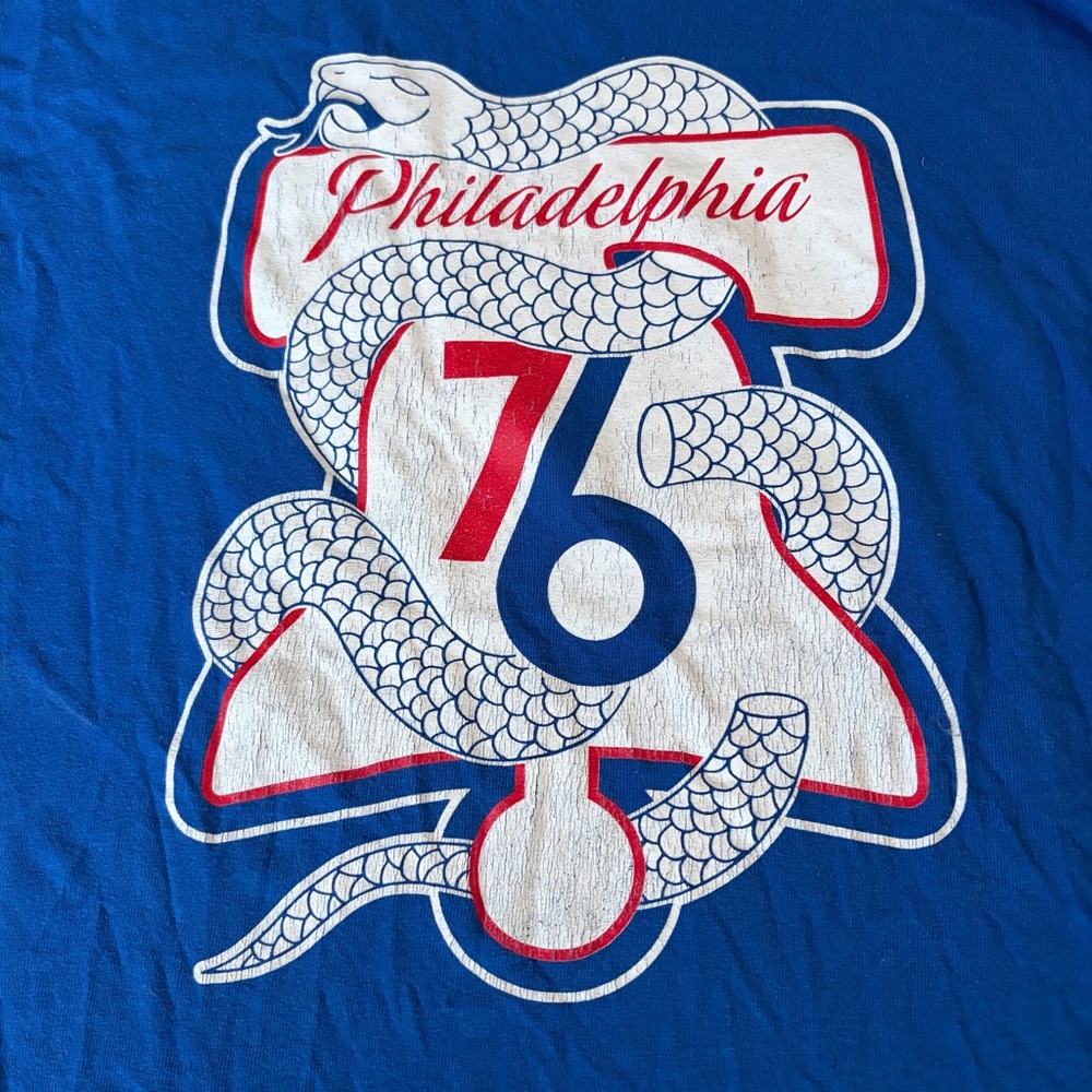 Gildan 76ers Philadelphia Graphic Tee